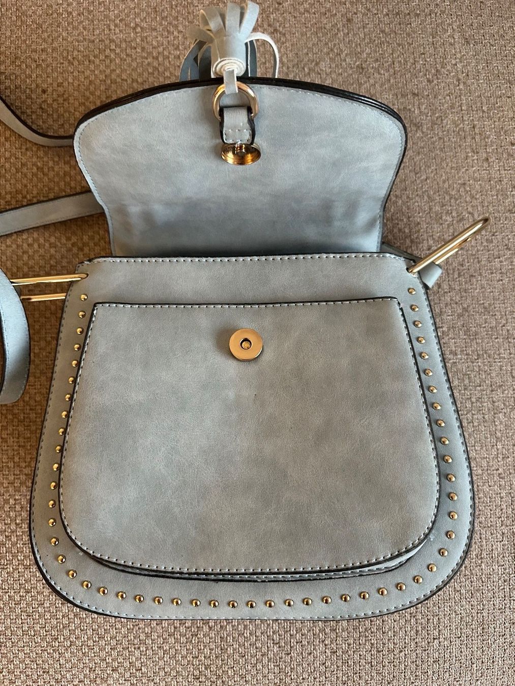 Taschen für Damen: Handtasche in Wildlederoptik hellblau mit Nieten Fransen – Neu (gemäss Beschreibung) aus Oberegg von m.akua 3