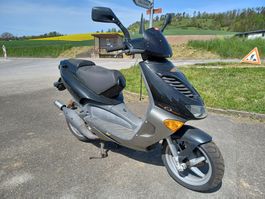 Aprilia SR 50 R Roller Scooter 45km/h gelbes Nummerschild