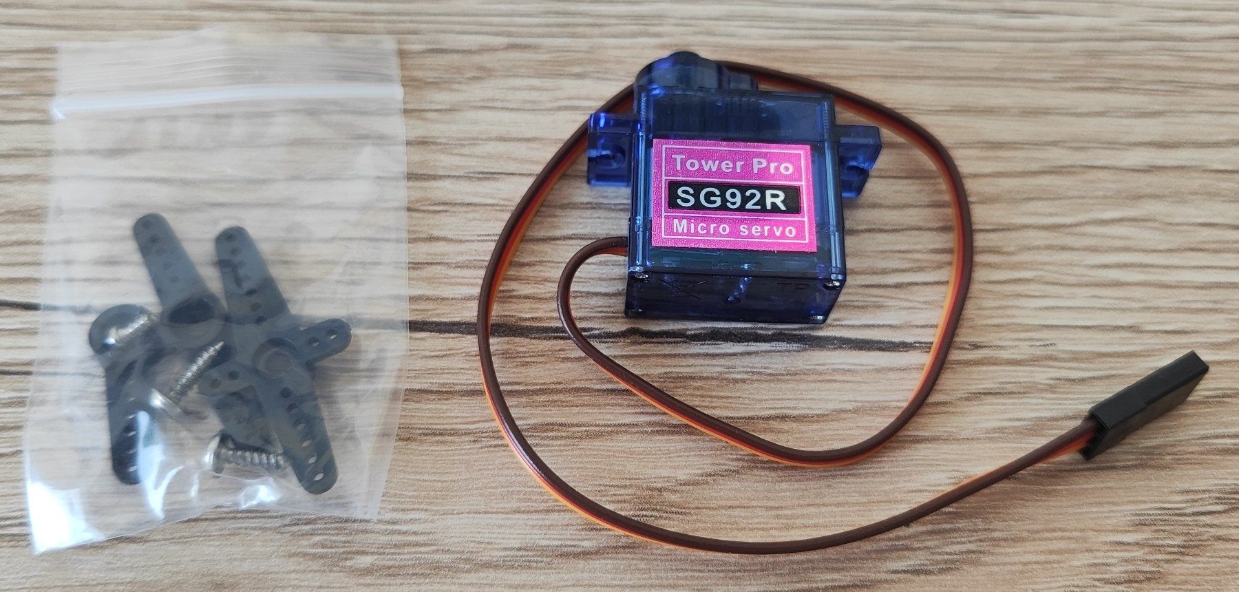 Modellismo RC: RC Servo Set SG92R - 4 Mini Servos im günstigen Set – Nuovo e nell'imballaggio originale da Uzwil venduto da Bruchpilot64