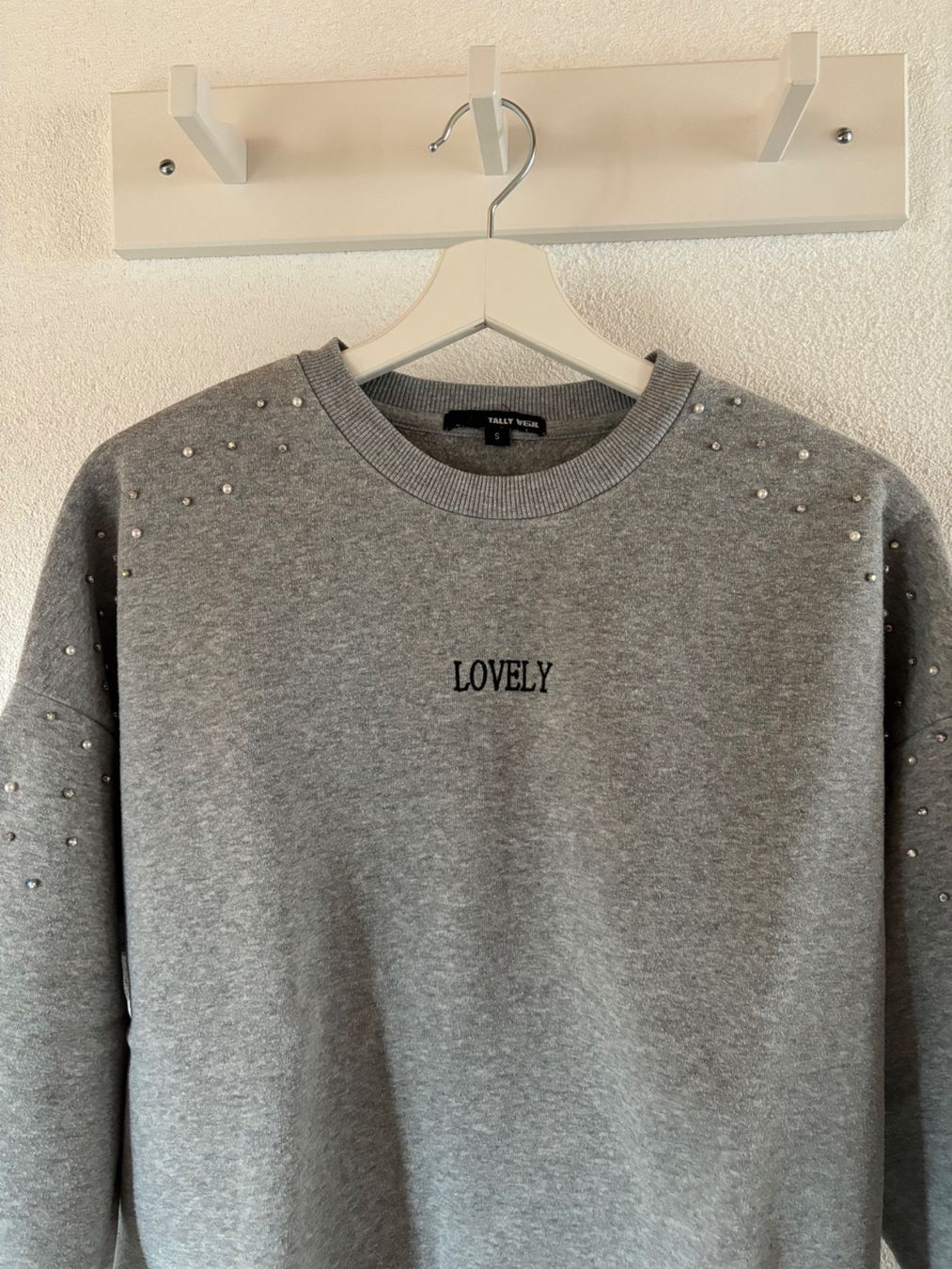 Pullover & Sweatshirts: Pull gris "LOVELY" – Gebraucht aus Grandvillard von Elsa.Del