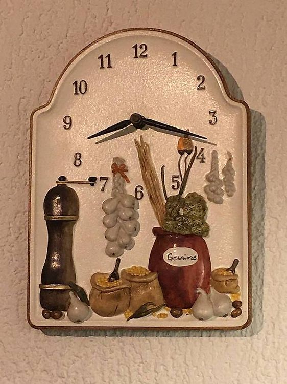 Vieille Horloge Murale Antique Avec Une Image De Raisin Image stock