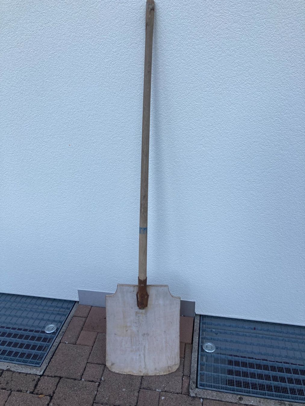 Tutti gli attrezzi: Schneeschaufel, Holz, Antik – Usato da Bauma venduto da Hmuggi