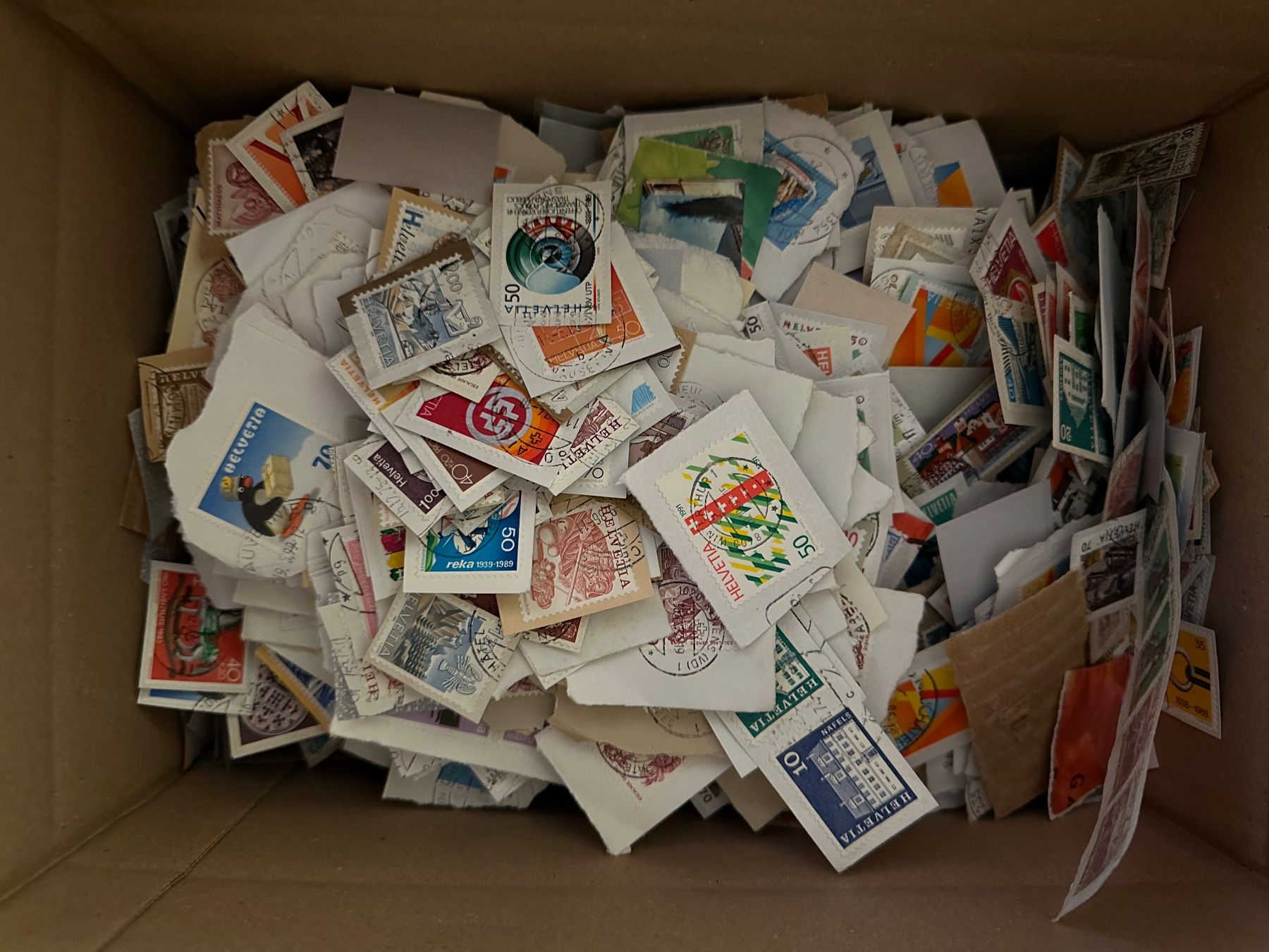 Tutti i francobolli: 1Kilo Briefmarken Schweiz auf Papier – Usato da Oberbuchsiten venduto da Rpv 1