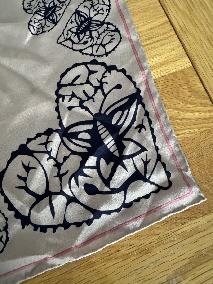 Becksöndergaard Foulards & écharpes: Beck Söndergaard Square Silk Scarf Butterfly & Heart Pattern – D'occasion à Dübendorf par ClaraS. 6