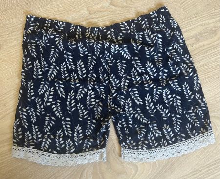 Sommer Shorts mit Spitzenmuster, Grösse S, neuwertig!
