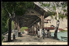 AK Innertkirchen, Gedeckte Holzbrücke mit Personen und Wagen