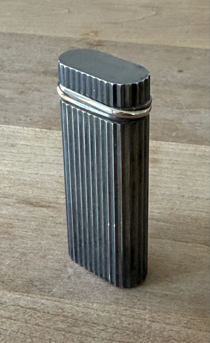 Cartier Accendini: Original Oval Ribbed Cartier Trinity Feuerzeug – Usato da Embrach venduto da watchesandlighters 3