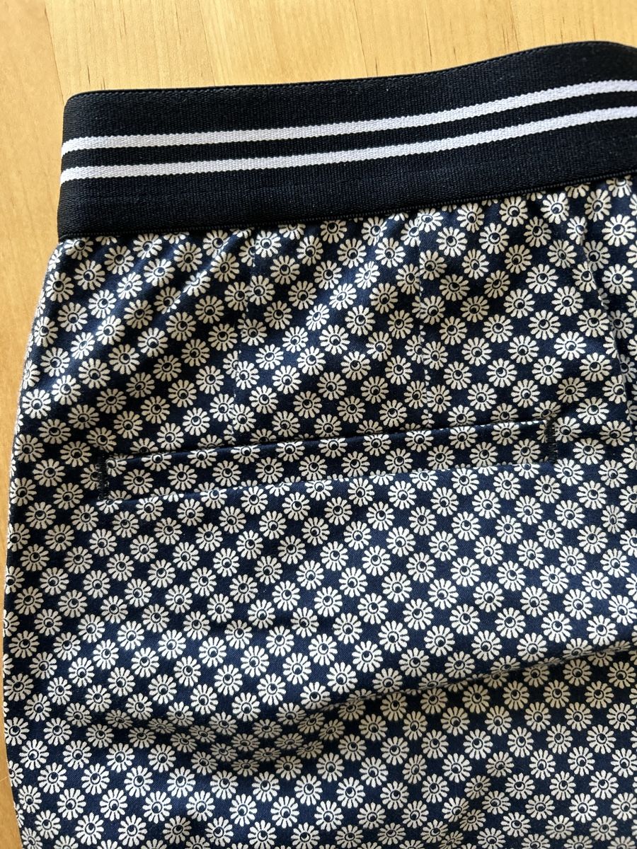 Uniqlo Pantaloni: New Uniqlo pants, flower design, size M – Nuovo (secondo la descrizione) da Zürich venduto da Sophie0569 3