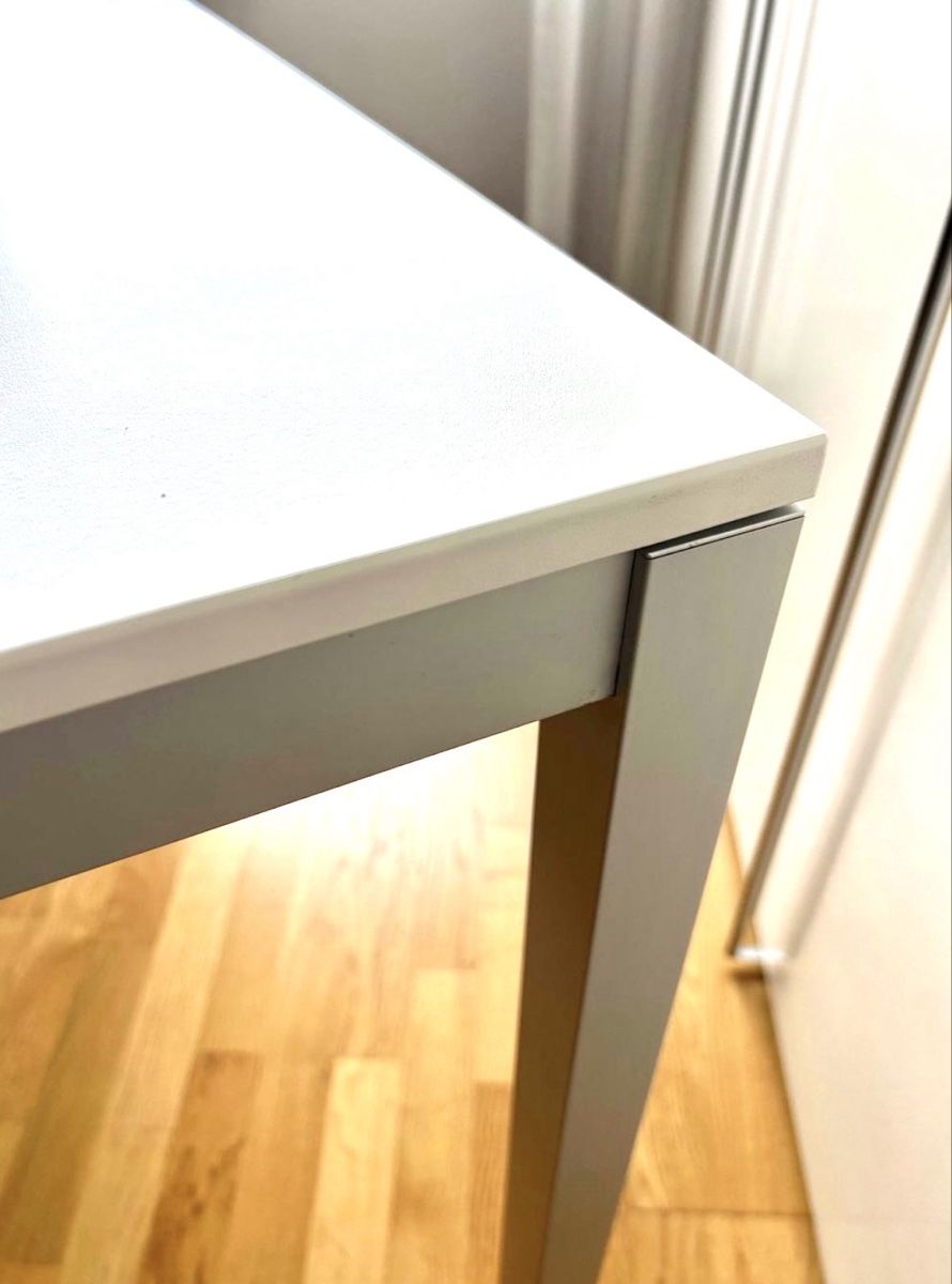 Scrivanie: Schreibtisch/Arbeitstisch Weiss – Usato da Zürich venduto da BLAU.blue 1