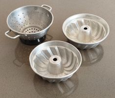 2 alte kleine Gugelhupfformen,1 kleines Sieb aus  Alu