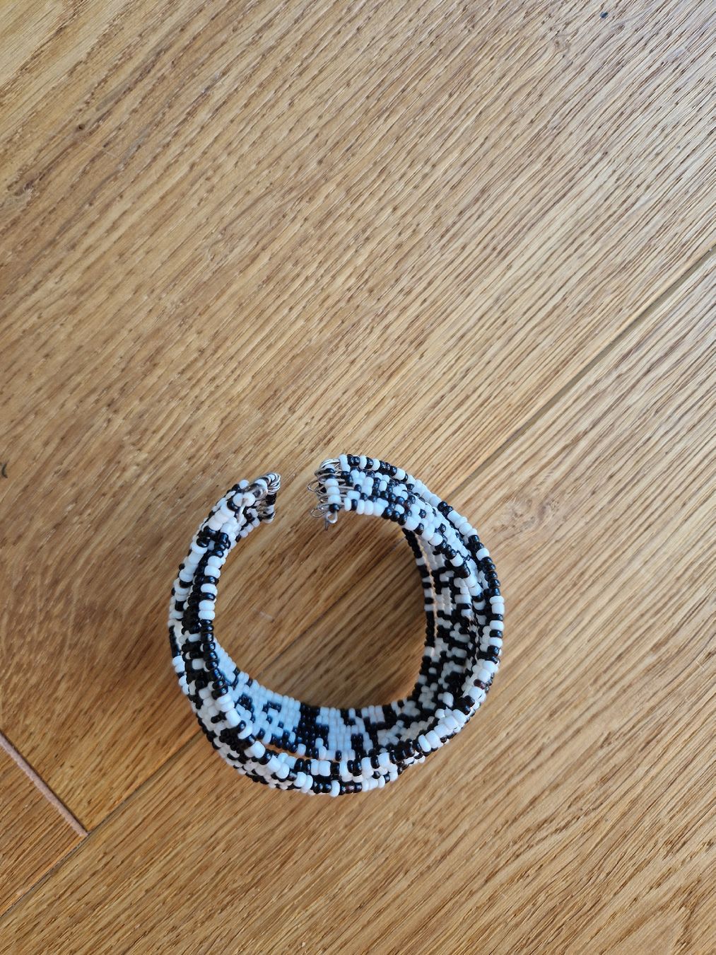 Bracciali & Braccialetti: Armreif schwarz/weiss – Nuovo (secondo la descrizione) da Eschenbach SG venduto da SanFranciscoCalifornia 1