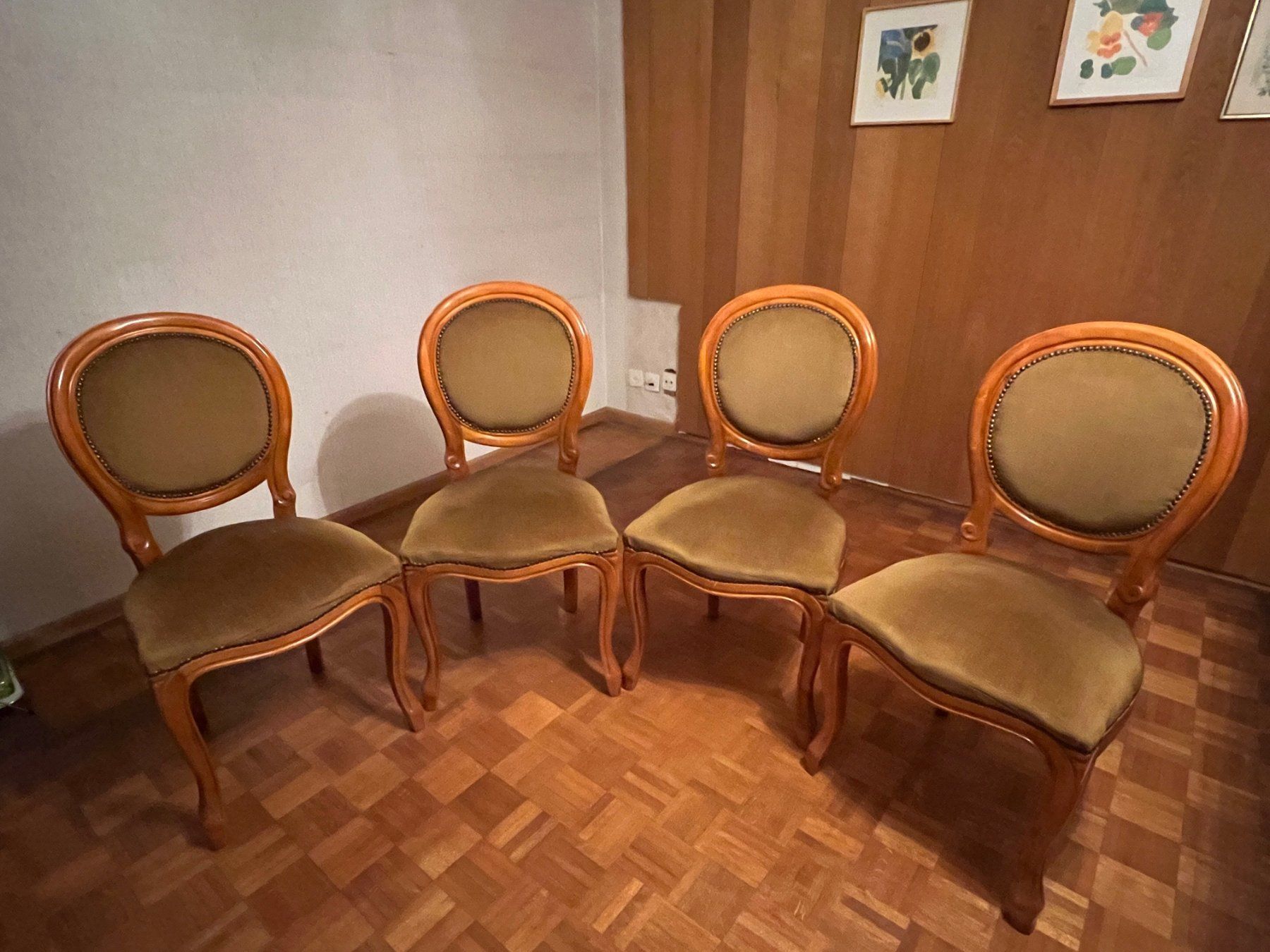 &Tradition Sedie: 4 elegante Wohnzimmerstühle im klassischen Stil – Usato da Wallbach venduto da Rufda 1