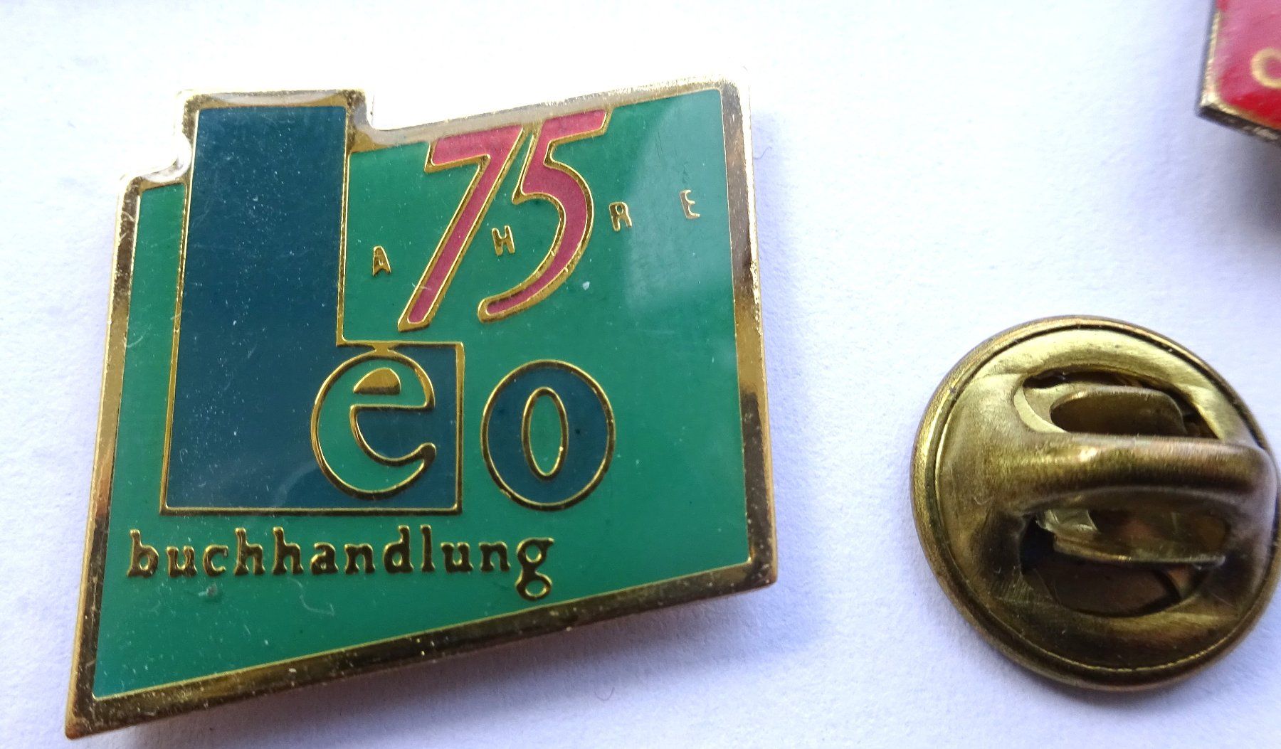 Placchette & Badge: Pin  LEO Buchhandlung – Usato da Utzenstorf venduto da BUtter81