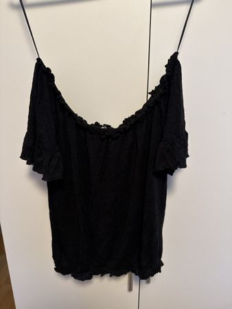 Gina Tricot, Schwarze Bluse mit Rüschen, Grösse S
