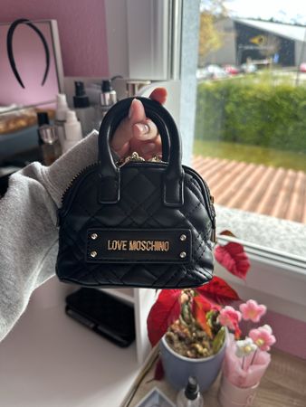 Mini sac Love Moschino noir, parfait pour le printemps!