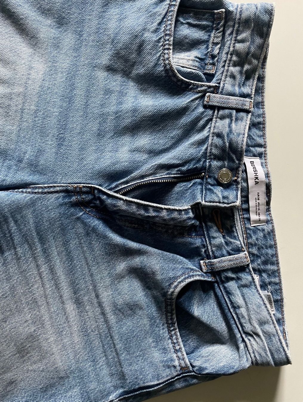Bershka Jeans: Bershka Denim Jeans – Usato da Zürich venduto da Zuri_Stitches