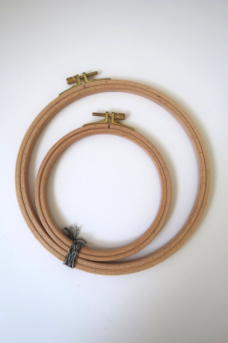 Stickrahmen: Cercles à broder en bois – Gebraucht aus Champlan von Cjayretro