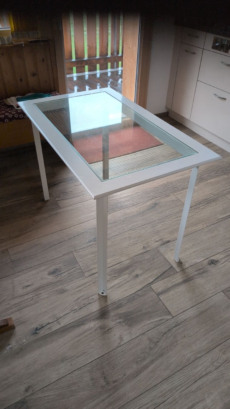 Tables: Tisch mit Glasscheibe – D'occasion à Thun par Senggler 1