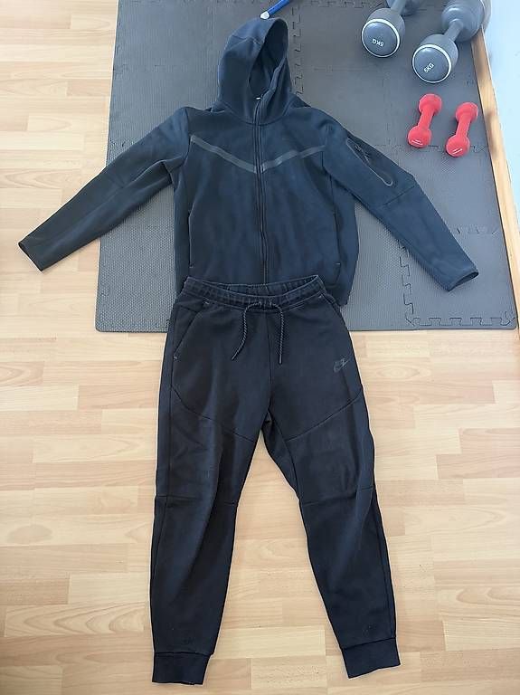 Lotti di vestiti: Traineranzug von Nike – Usato da Oensingen venduto da luk_6wrk