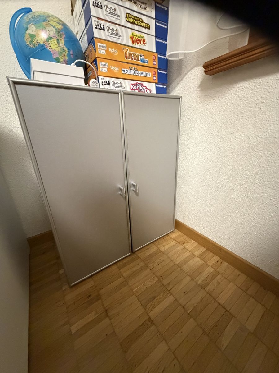 Schränke: Schrank – Gebraucht aus Eschen von Catarinari