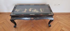 Jolie table basse chinoise avec figurines en nacre