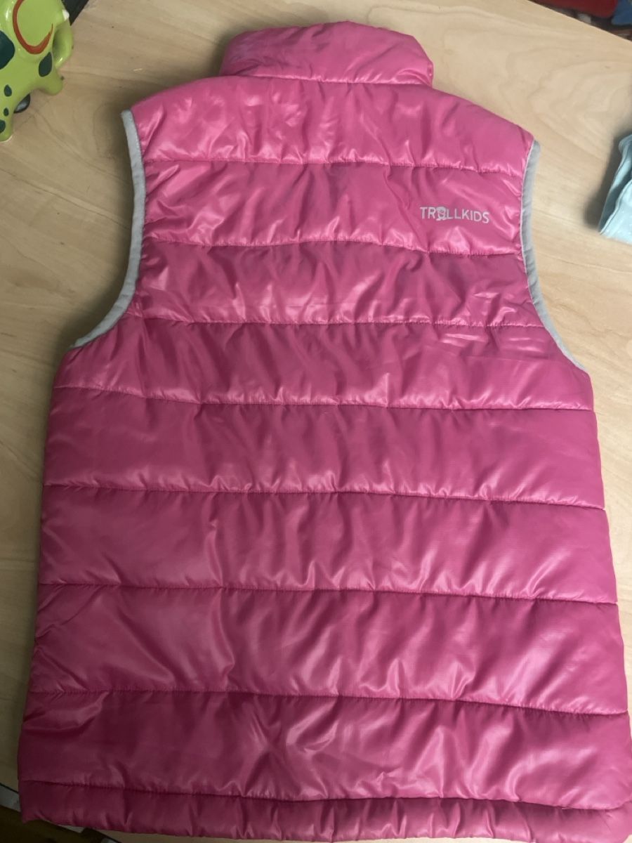 Altro abbigliamento per bambina: Trollkids Steppweste Gr. 152 pink, Neuw – Nuovo (secondo la descrizione) da Obergerlafingen venduto da cabo4 1