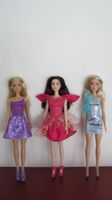 Schöne Barbies mit eleganten Kleidern