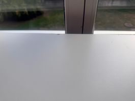 Elektrisch höhenverstellbarer Schreibtisch – Weiss – Steh-Si
