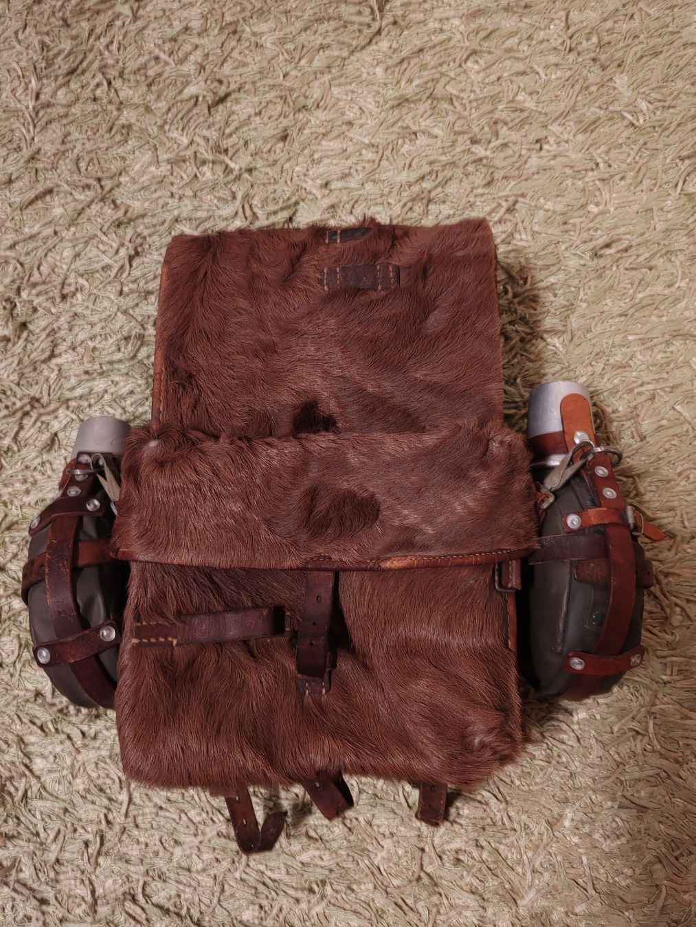 Schweizer Armee Zaini: Rucksack Leder Fell mit Bechern Ed. Dunke Melide 1942 – Usato da Wila venduto da neu_s8qs