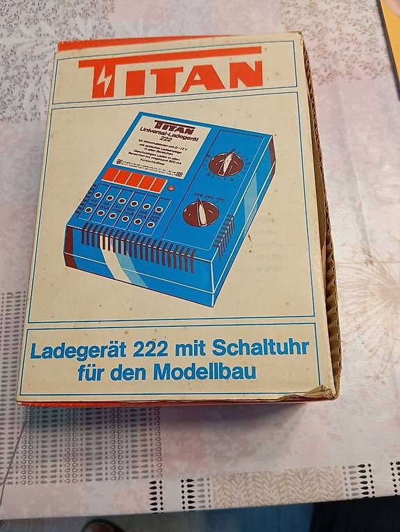 Accus, Chargeurs & Blocs d'alimentation: Titan chargeur universel  – D'occasion à Reconvilier par virus51