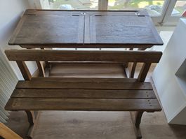 Bureau d'école double ancien en bois