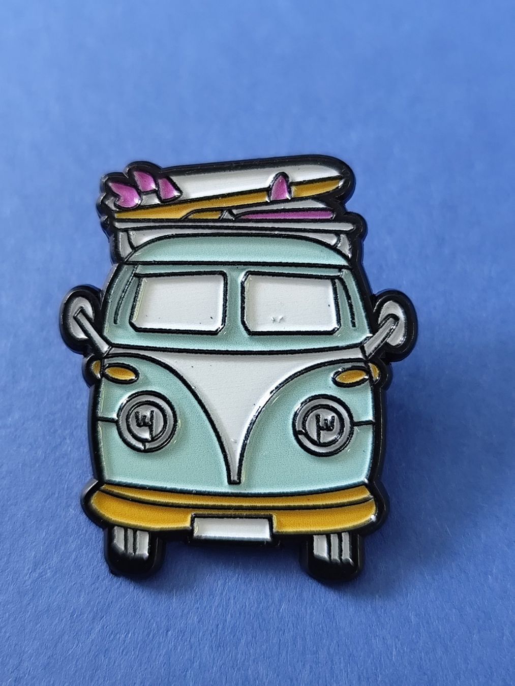 Volkswagen Placchette & Badge: Pin: VW Bus Surfing ca. 3.5 cm – Nuovo e nell'imballaggio originale da Bettingen venduto da hamau2012