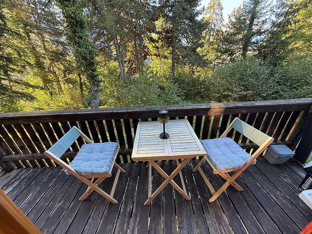 Tischset:  Ensemble table + 2 chaises de jardin avec coussins – Gebraucht aus Les Posses-sur-Bex von iri_k9sv