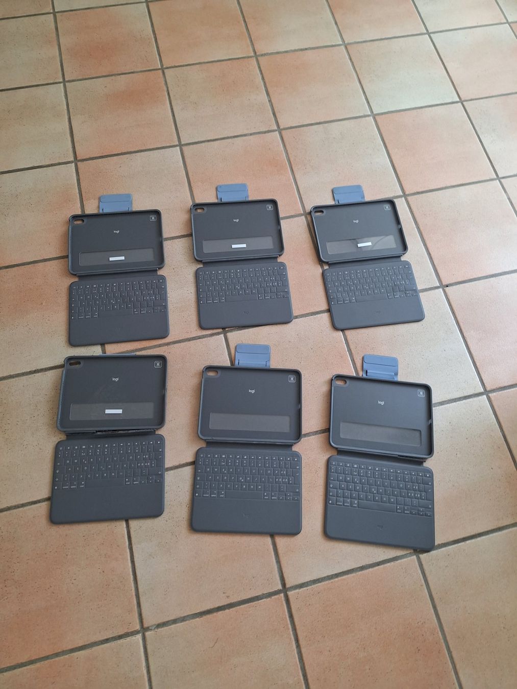 Covers & Taschen: 6 Ipad Schutzhüllen – Gebraucht aus Gossau ZH von and_vc22
