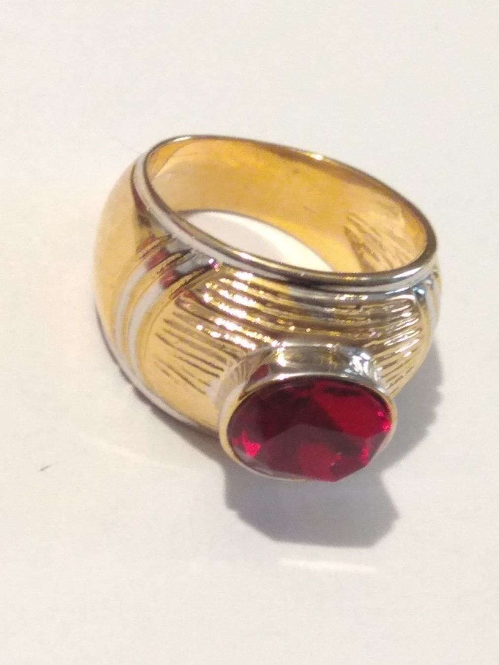 Anelli: Traumhafter Ring mit rotem Stein Gr. 50 – Nuovo e nell'imballaggio originale da Münchenbuchsee venduto da Daniel0133 1