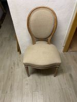 Chaise en bois avec médaillon et assise en tissu