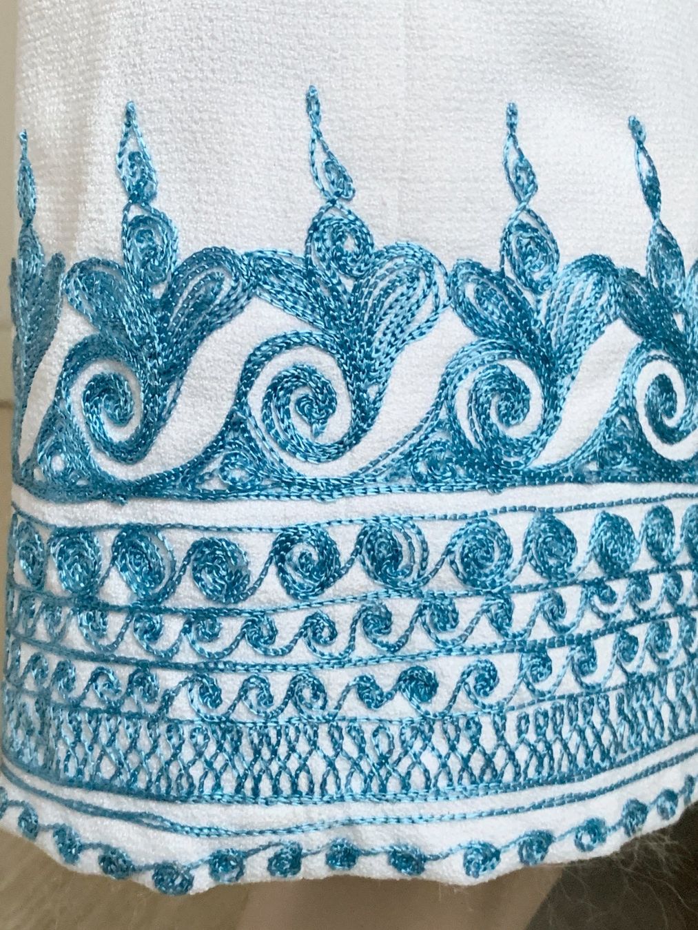 Vestiti: Weisses Sommerkleid mit blauer Bordüre – Usato da Kloten venduto da Nephty 6