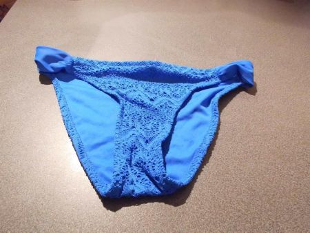Bikini-Unterteil Grösse 36, blau/gehäckelt