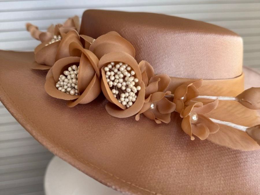 Altro abbigliamento per bambina: Hut Damen elegant champagner mit Blumen neu – Nuovo e nell'imballaggio originale da Oberrohrdorf venduto da chilibiggi 1