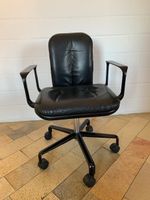 Chaise de bureau pivotant en cuir noir