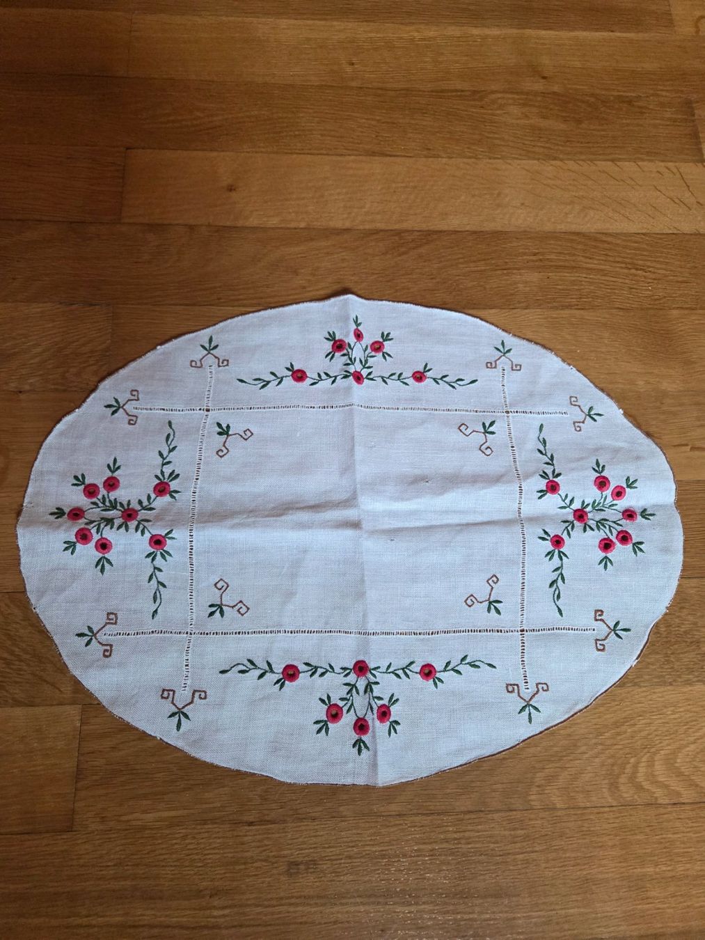 Tutte le decorazioni: Handgestickte Tischdecke, oval, Vintage – Usato da Zürich venduto da Pinga05