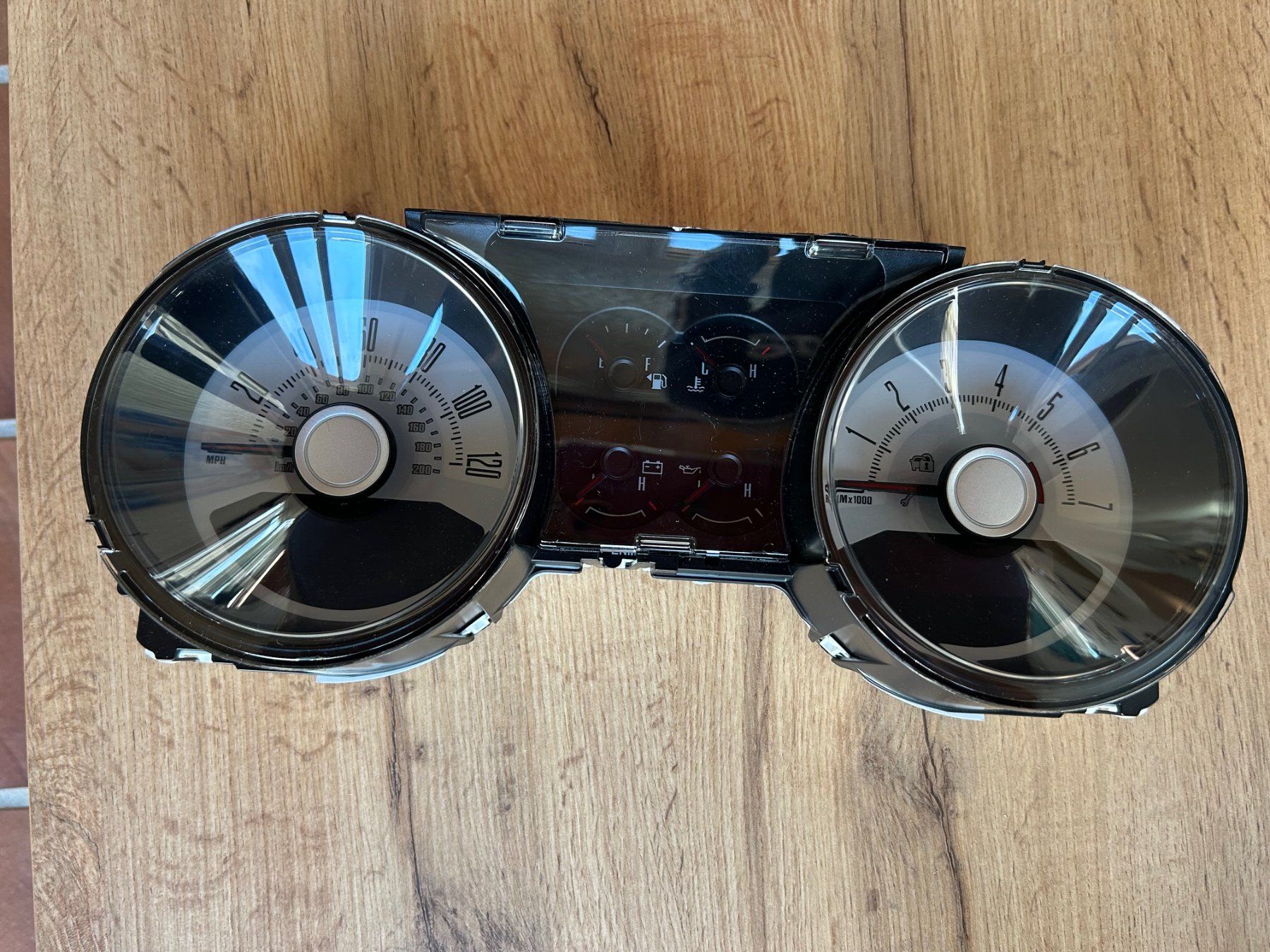 Tutti pezzi di ricambio auto: Tachometer Ford Mustang V6 - GT – Nuovo e nell'imballaggio originale da Binningen venduto da Kilini 1