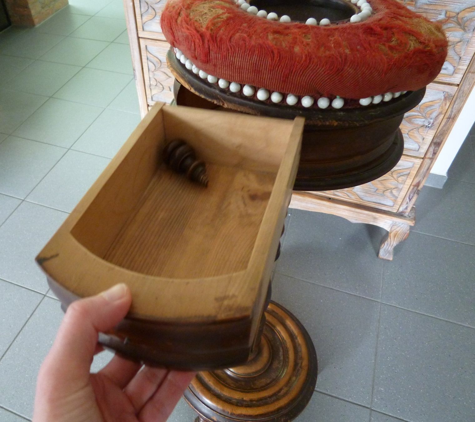 Altri mobili d'antiquariato: Nähstock  antik   teils defekt – Difettoso da Dättlikon venduto da Mamakuga 6