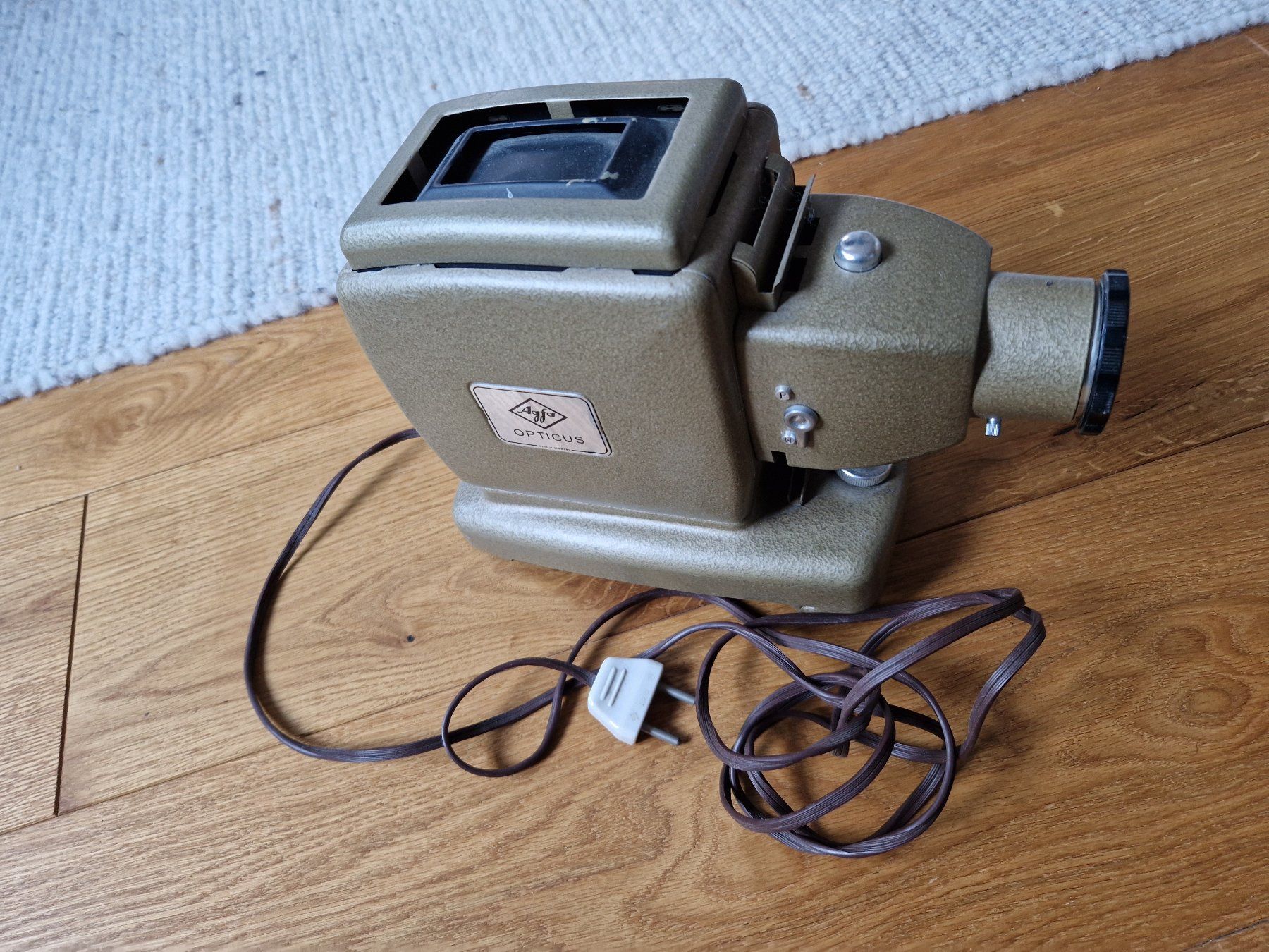 Home Cinema: Diaprojektor Agfa – Usato da Meikirch venduto da Steigerhubel