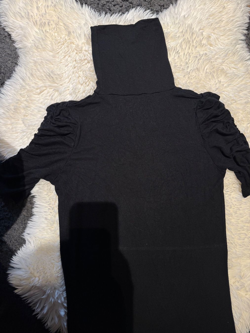 T-shirt: schwarzes Rollkragenshirt mit Puffärmeln, S – Usato da Künten venduto da bel_6wn2 1