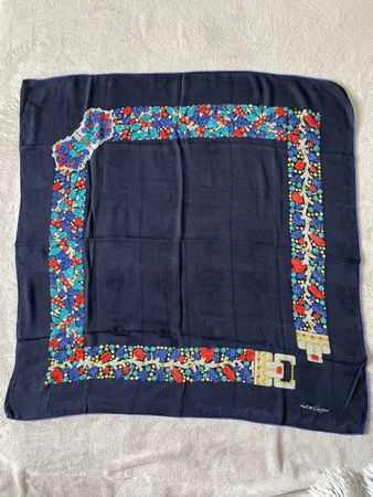 Foulard vintage Must de Cartier, marine et motifs colorés