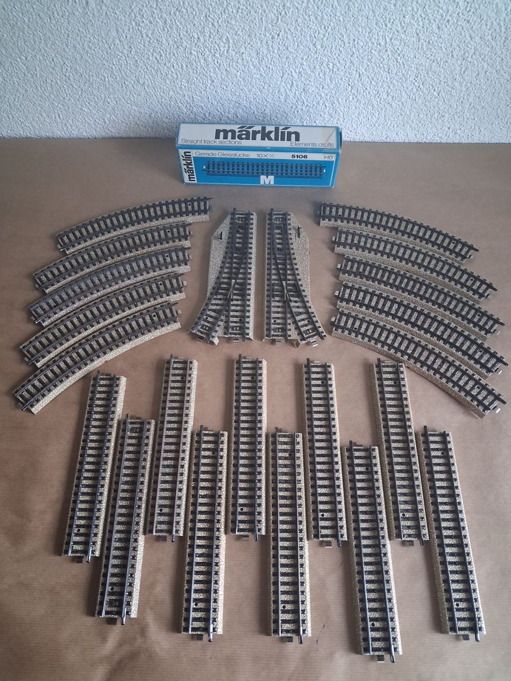Märklin Modellini di ferrovie: Märklin M Gleise + Weichen L&R. Gem. Bildern – Usato da Hagendorn venduto da siwasi3