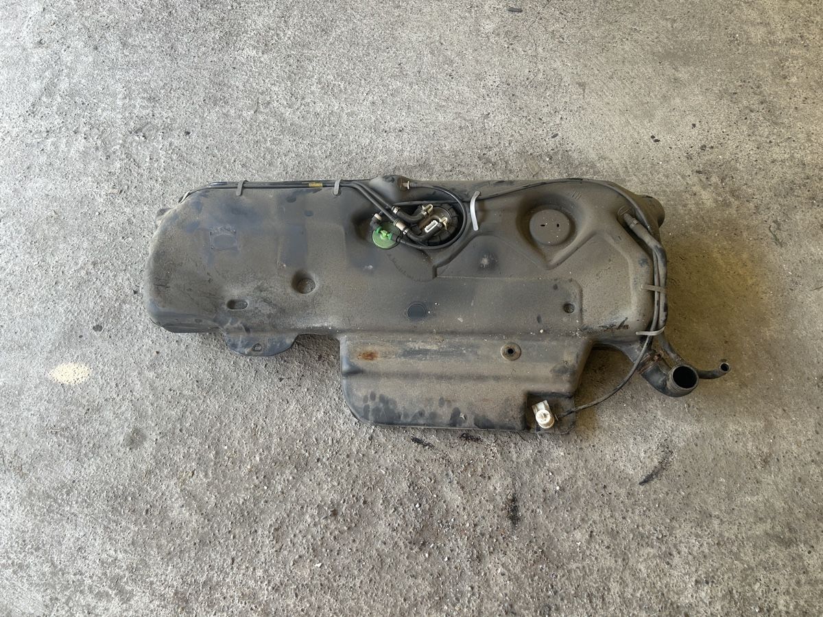 Peugeot Tutti pezzi di ricambio auto: Peuegot 106 GTI Benzin Tank – Usato da Matten b. Interlaken venduto da Danicupra