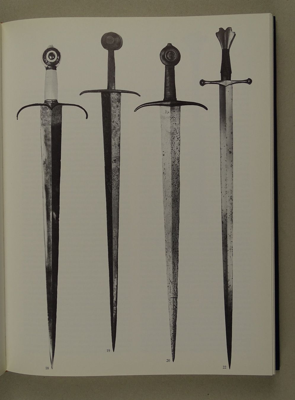 Libri: BLANKWAFFEN ARMES BLANCHES ARMI BIANCHE EDGED WEAPONS – Usato da Grüningen venduto da Kartensammler 2