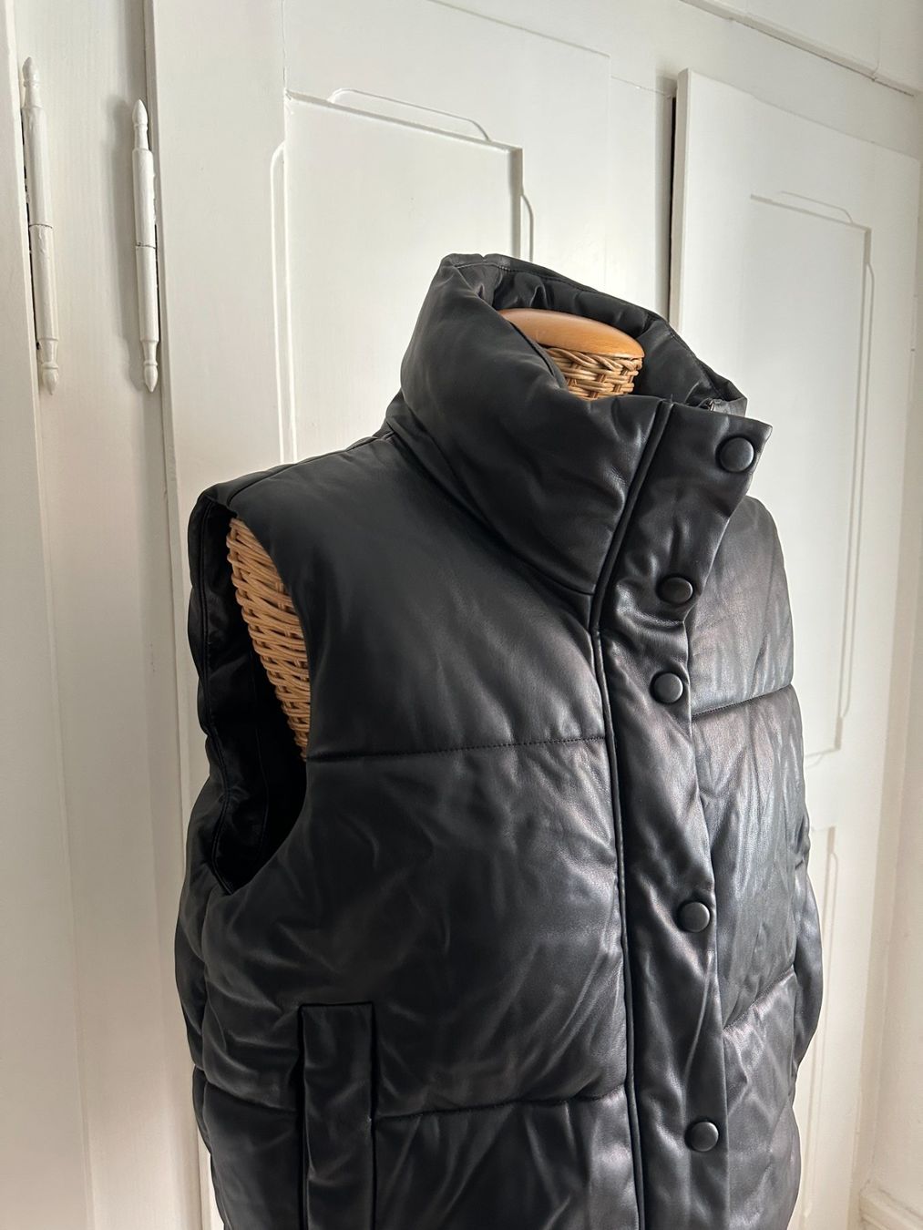 Zara Gilet & Giacche senza maniche: ZARA - Puffer Lederweste schwarz L – Usato da Zürich venduto da Diazaio 1